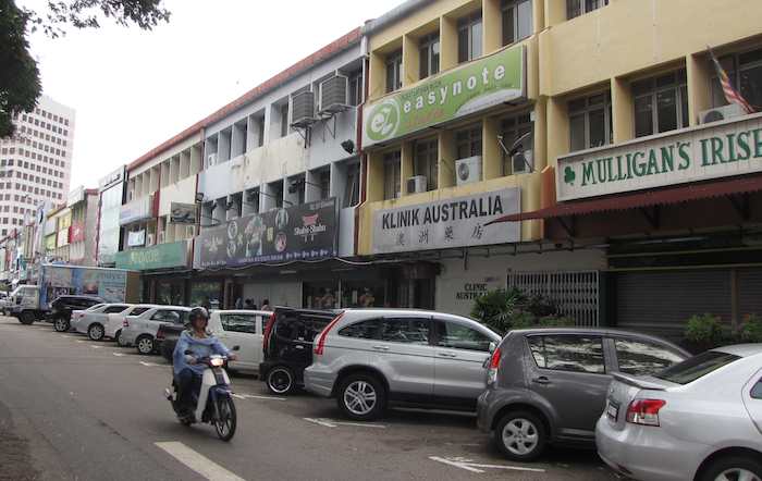 photo of strip mall and Klinik Australia fascade