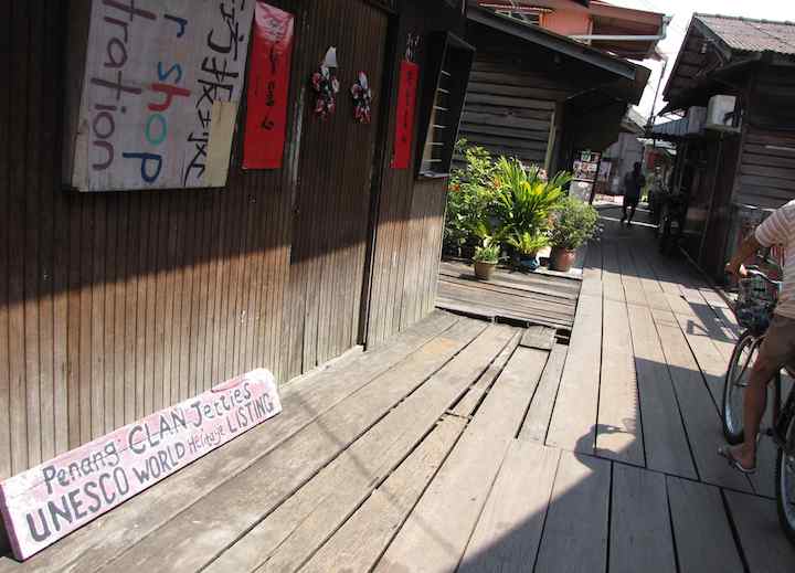enterance to jetty with hand painted World Heritage sign