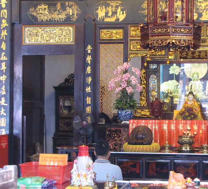 photo inside the Cheng Hoon Teng Temple