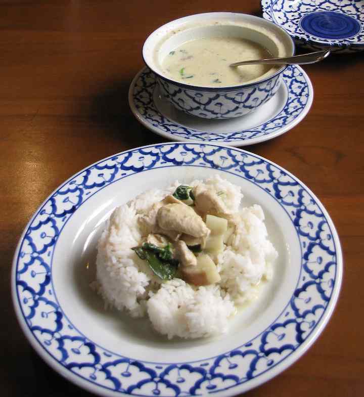 photo of green chicken curry dish