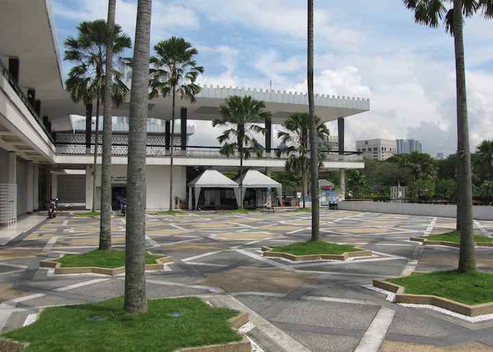 photo of courtyard outside the Malaysian National Mosque