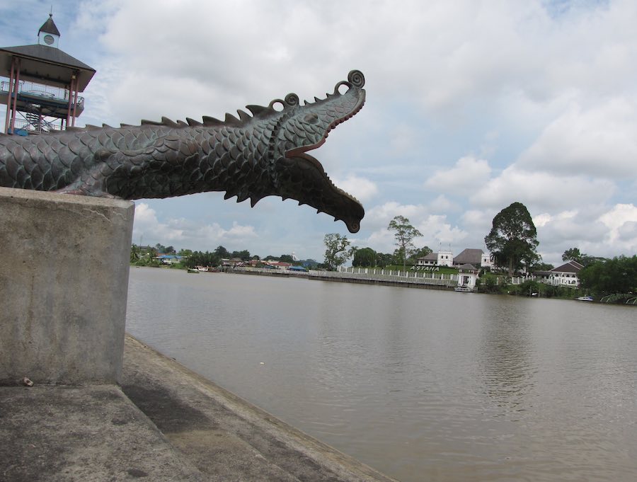 Statue of a reptile with a view over the river